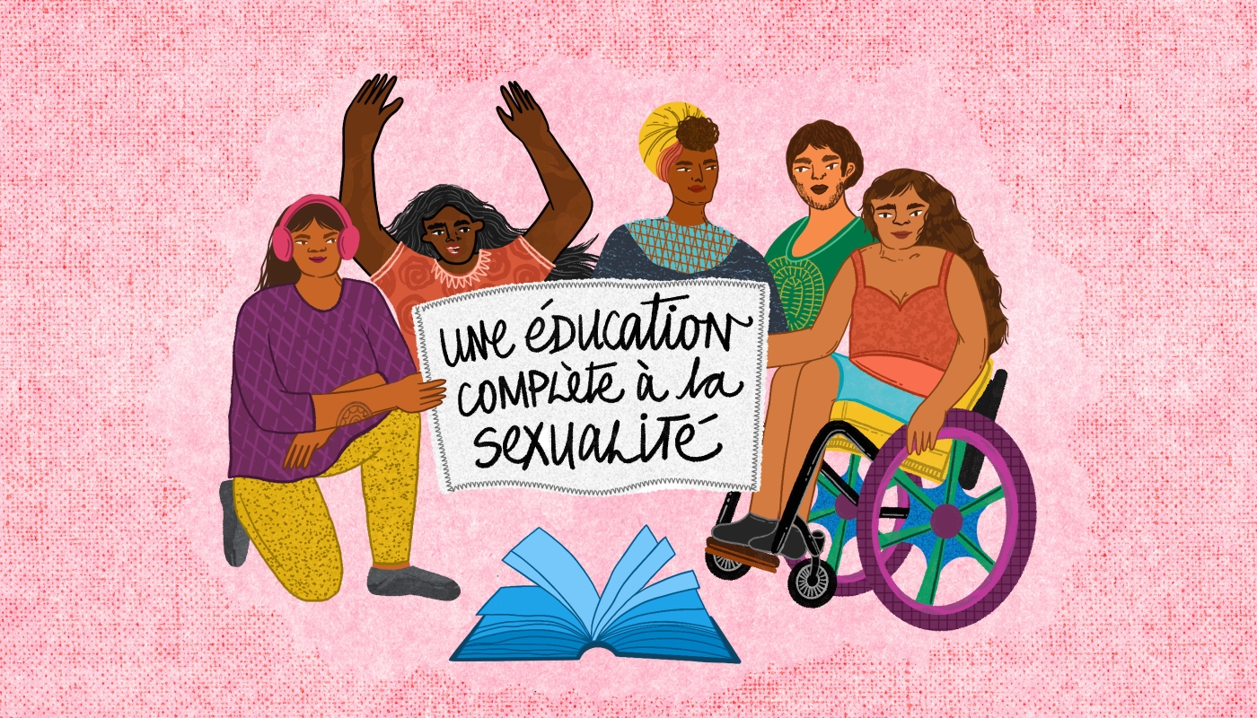 Un groupe de personnes entourant une bannière qu’elles tiennent et sur laquelle on lit : « Une éducation complète à la sexualité ». De gauche à droite : une personne agenouillée, avec un tatouage sur l’avant-bras, portant des écouteurs et tenant la bannière; une personne aux bras levés, qui a du vitiligo et des cheveux noirs et gris; une personne dont la tête est enveloppée de tissu noué à l’avant; une personne aux cheveux courts et portant une barbe; et une personne assise sur un fauteuil roulant coloré.