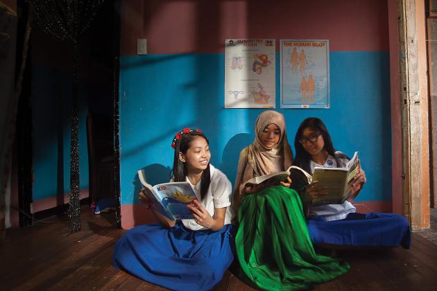SWOP17-adolescent-girls-read-lesson-books-Philippines-c-Froi-Rivera-1